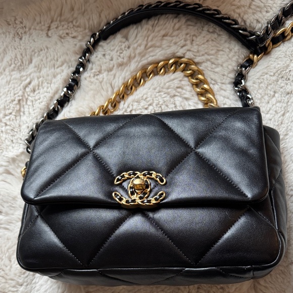 Chic Black Quilted Leather Bag - Picture 2 of 13